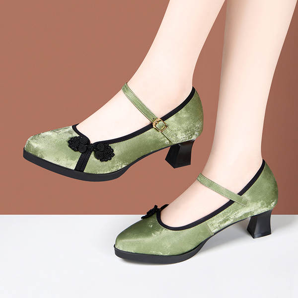Mulheres chinesas usam sapatos de verão com calçado de cavalo