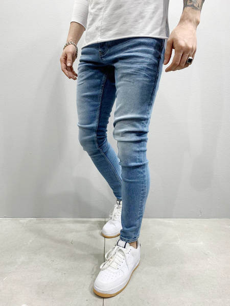 Jovens europeus e americanos de alta qualidade com as pernas apertadas de jeans independentes de comércio exterior