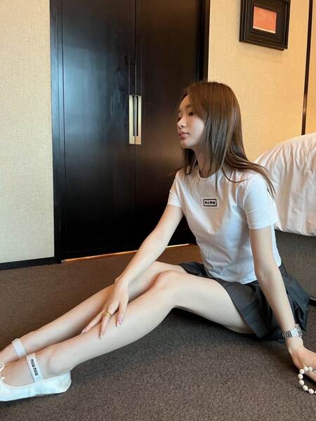 Em 2025, uma camiseta curta é usada por meninas mais velhas.