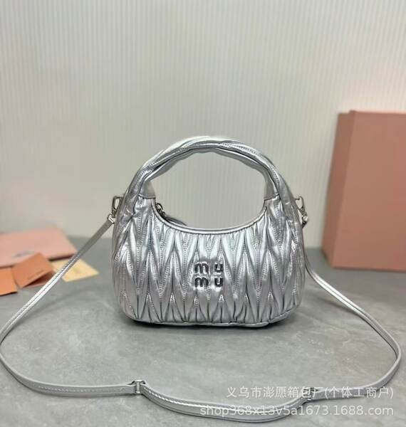 Bolsa feminina de couro com detalhes em pregas