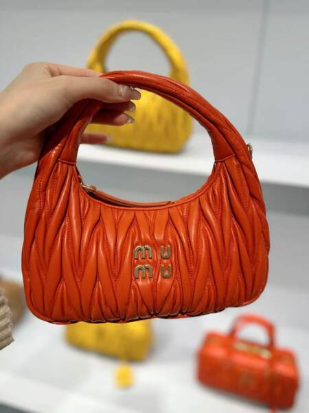 Bolsa feminina de couro com detalhes em pregas
