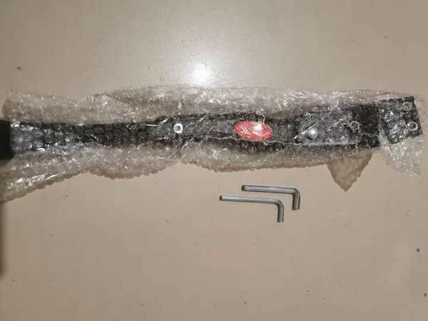 Bateria traseira de aliaxe de alumínio pode ser ajustada para um carro de montanha curto de 26 polegadas de apoio ao lado da bicicleta.