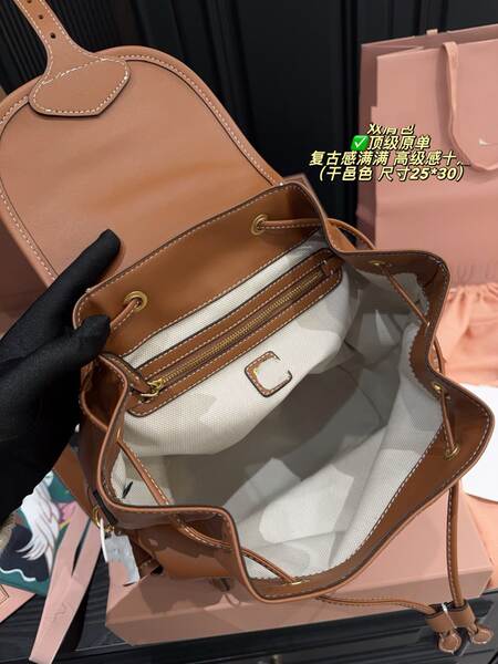 Miu Mu2025 nova mochila de couro duplo de ombros de alta sensibilidade de mão de ombro único de trabalho real mochila femininas atacado