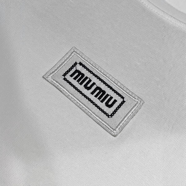 Em 2025, uma camiseta curta é usada por meninas mais velhas.