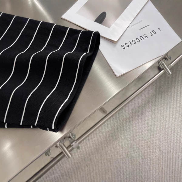 Versão correta 25 verão novo modelo miu falso casamento tiras de corda relaxante calça curta T-shirt masculino e feminino do mesmo estilo colarinho