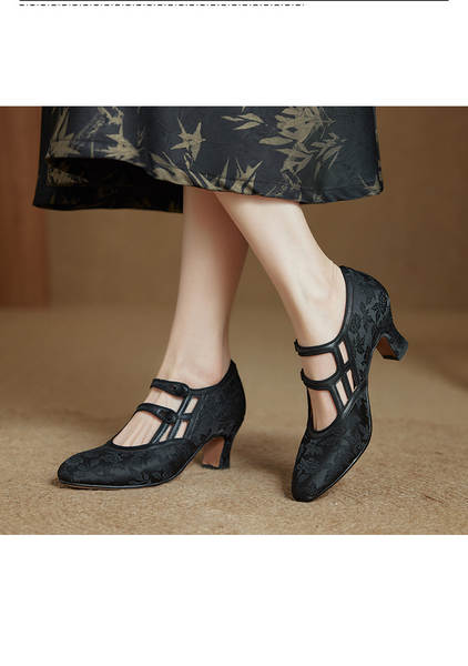 Sapatos Chineses de estilo chinês com calçados antigos e modelos antigos.