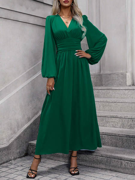 No outono, o novo vestido da senhora está em alta.