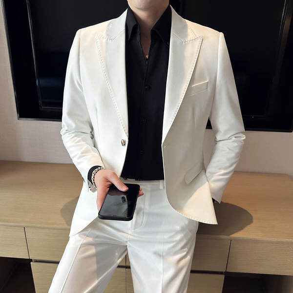 Vestido masculino de verão com duas camisetas masculinas de verão.