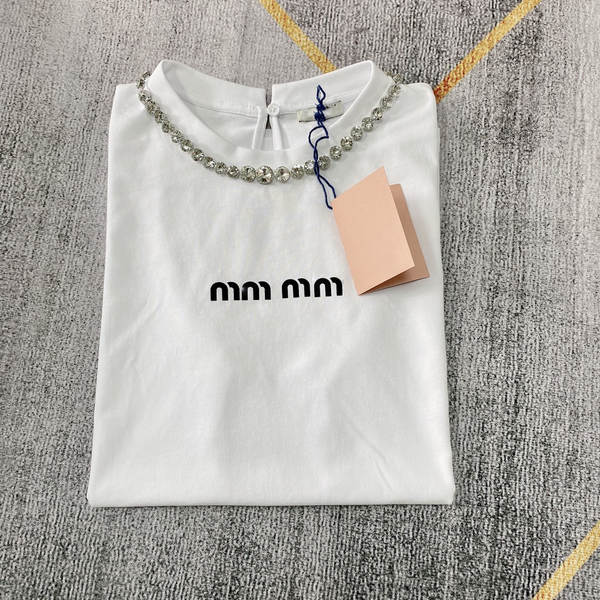 A nova camiseta da primavera e do verão de 2025 é a camiseta feminina de curta-metragem.