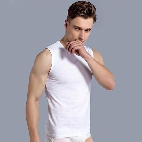 No verão, os homens com os ombros largos e os ombros redondos usam um traje de banho sem mangas.