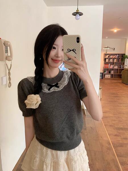 Blusa curta de malha com laço e renda