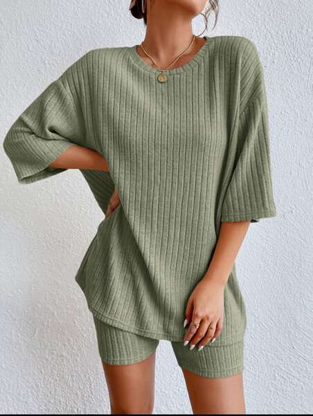 Novo modelo europeu-americano de moda de lazer de 2026, cor pura da primavera, colar redondo, roupas femininas de calça curta