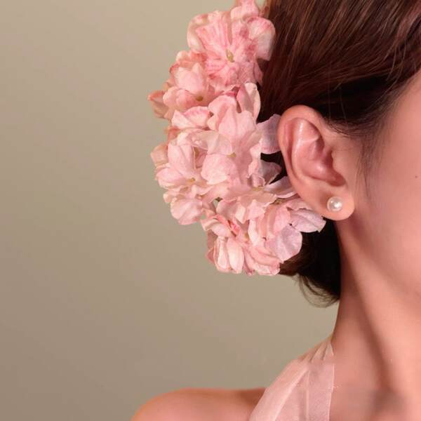 Penteado com Flor e Contas Rosa