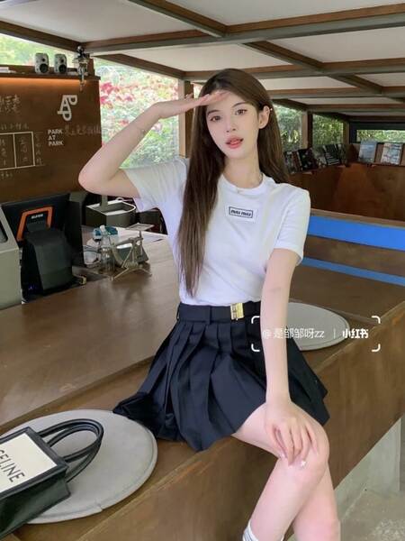 Em 2025, uma camiseta curta é usada por meninas mais velhas.