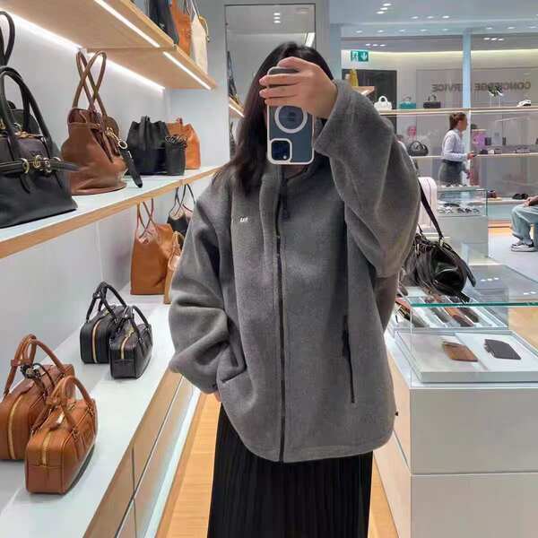 O casaco de inverno da MIU é o novo casaco da MIU para homens e mulheres.
