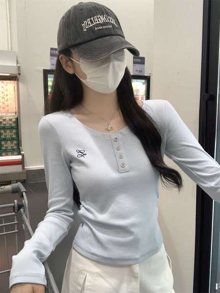 Camisa longa de manga com botão em azul claro