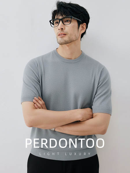 No outono, os homens usam camisetas de couro curto.