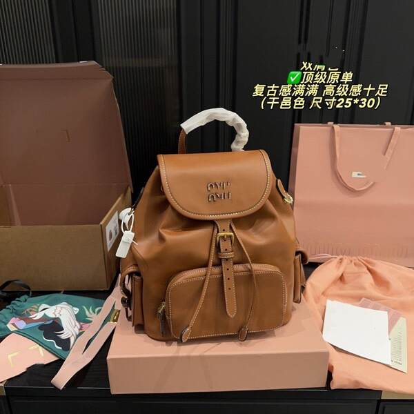 Miu Mu2025 nova mochila de couro duplo de ombros de alta sensibilidade de mão de ombro único de trabalho real mochila femininas atacado