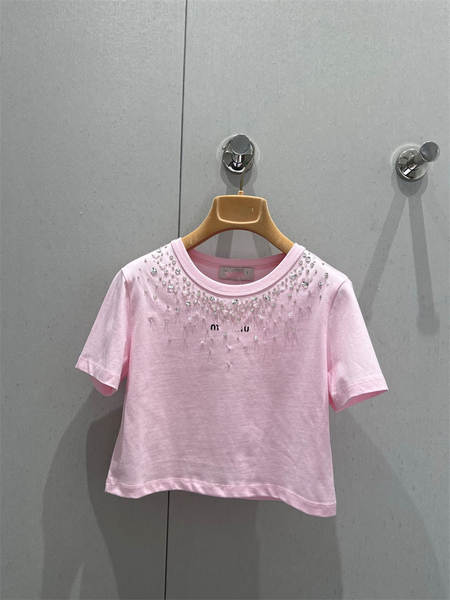 2025 Primeira Primavera Novo Southern Oil Miu Simples Moda Centenário Reduzir Idade Férias Vento Pearl Letra Curta Colar T-Shirt