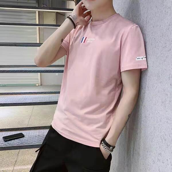 T-shirt de verão de cor branca e branca para homens com meias mãos.