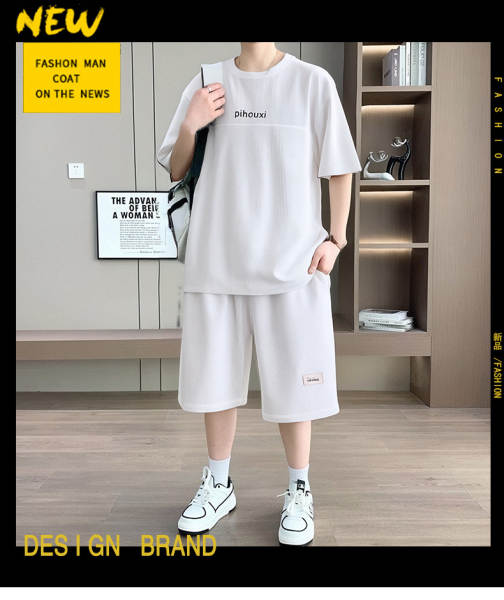 No verão, os homens usam camisetas masculinas com camisetas masculinas com camisetas masculinas.