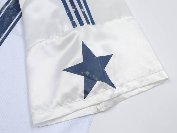 Vestido masculino de verão de 2025 novo modelo de camisa de futebol americana com ombros de camisa esportiva com mangas curtas para homens
