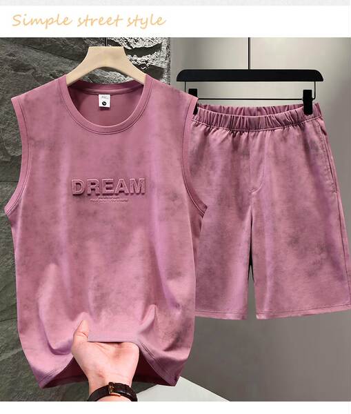 No verão, a moda do casaco masculino tem dois pantalões curtos e um conjunto completo.