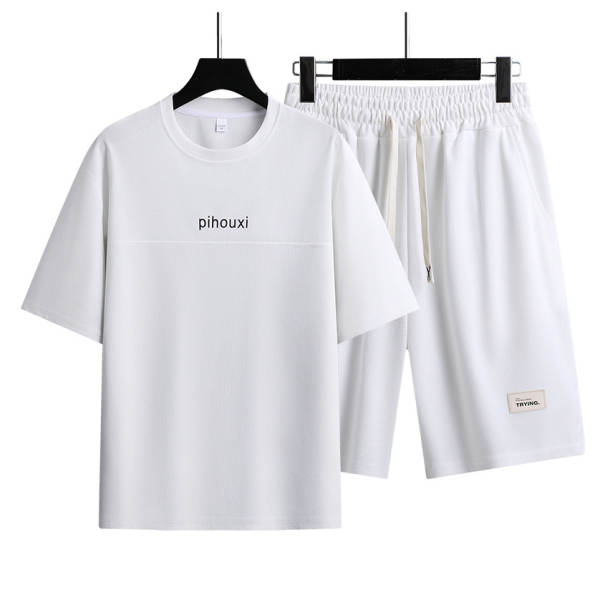 No verão, os homens usam camisetas masculinas com camisetas masculinas com camisetas masculinas.
