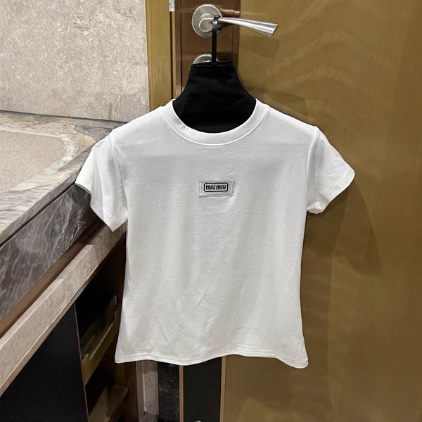 Em 2025, uma camiseta curta é usada por meninas mais velhas.