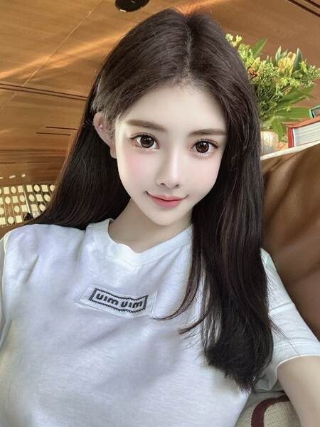 Em 2025, uma camiseta curta é usada por meninas mais velhas.