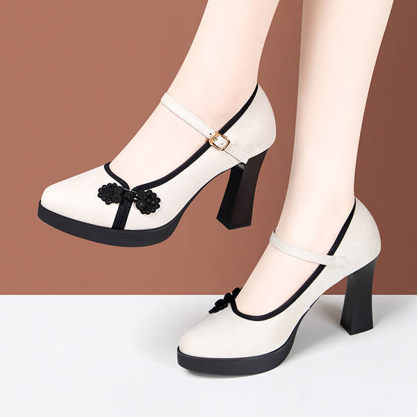 Mulheres chinesas usam sapatos de verão com calçado de cavalo