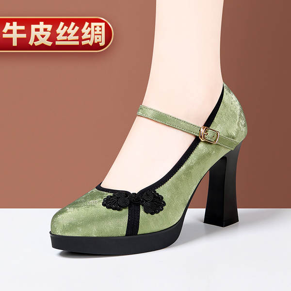 Mulheres chinesas usam sapatos de verão com calçado de cavalo