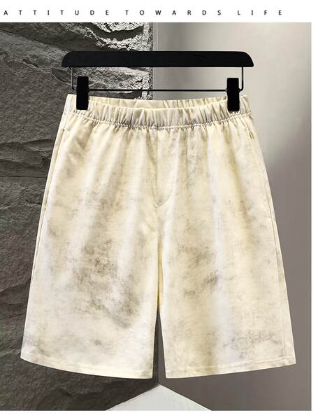 No verão, a moda do casaco masculino tem dois pantalões curtos e um conjunto completo.