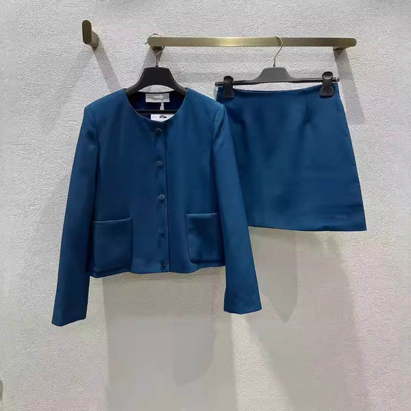 Conjunto de saia e jaqueta curta