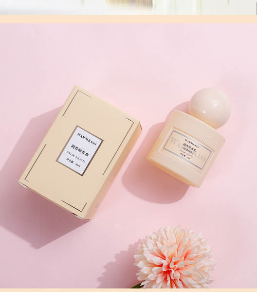 Mulheres perfumadas com perfume no mercado noturno de luxo.