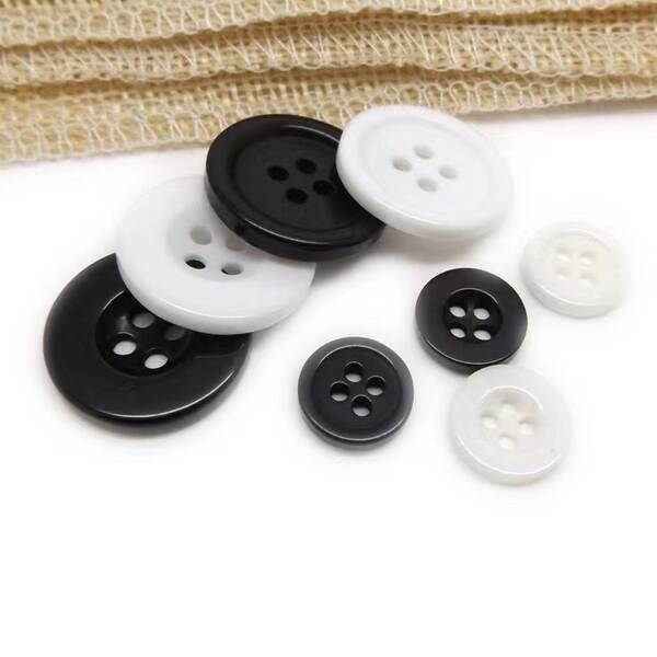 Botão do fabricante botão de resina preto branco quatro olhos largos botão de pão fino borda polo camisa botão de roupa
