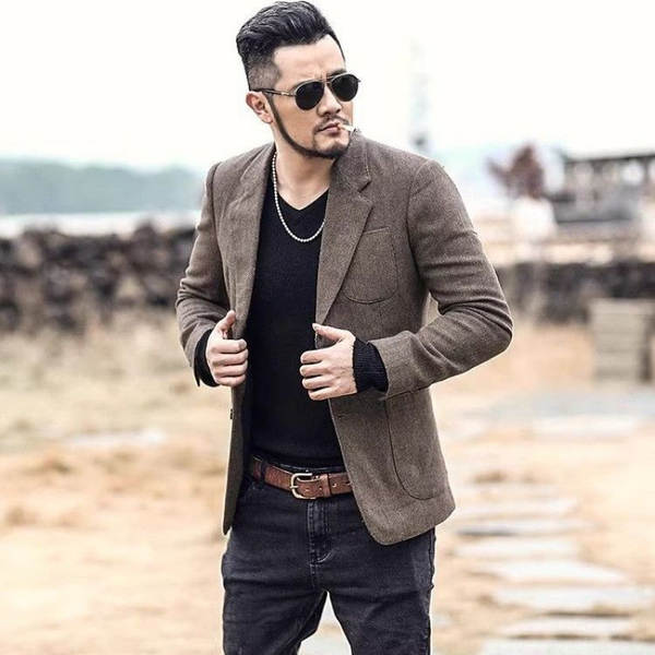 No Inverno, os homens se vestiram com roupas de cor branca, mas os homens se vestiam com roupas de cor branca.