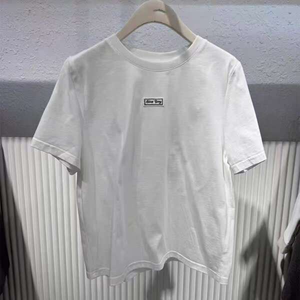 Camiseta branca curta de manga solta