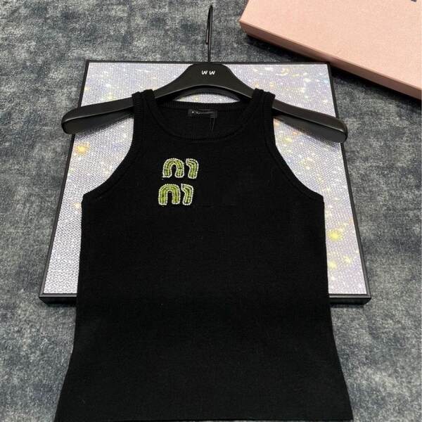 No verão, a nova camiseta sem fio é usada.