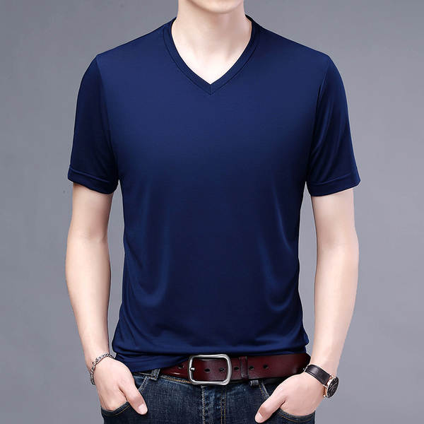 Camiseta masculina curta V