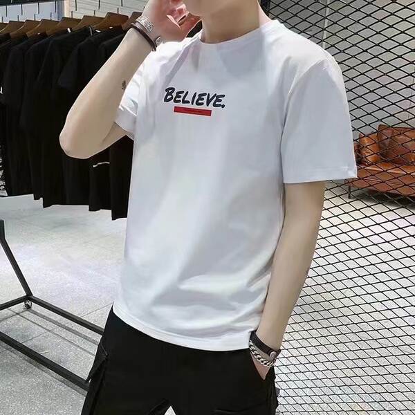 T-shirt de verão de cor branca e branca para homens com meias mãos.