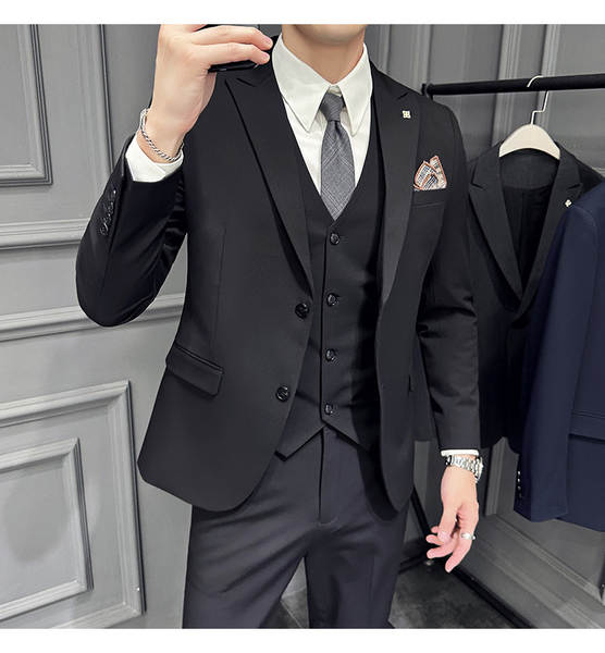 No verão de 23 anos, os homens vestidos com roupas de cor branca e branca usam três camisetas de roupas de casaco.