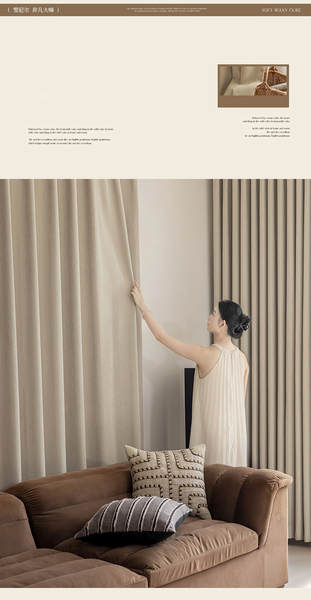 Curta-cabeças duplas de chaminé de cobertura completa na sala de estar do quarto com cortinas modernas e simples de creme de vento francês.