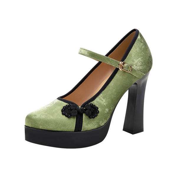 Mulheres chinesas usam sapatos de verão com calçado de cavalo