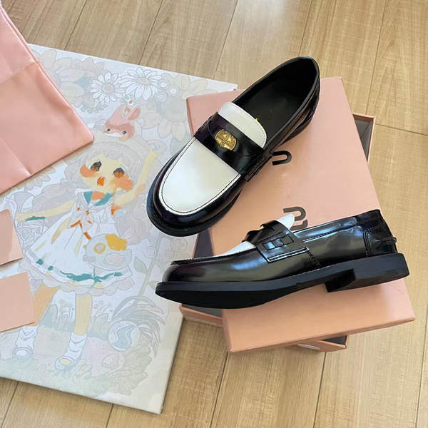 Sapato feminino de couro com salto grosso