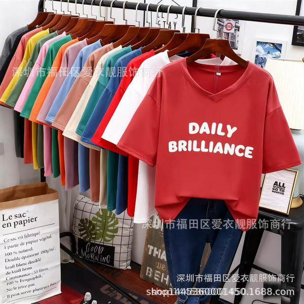 Camiseta feminina curta com estampa geométrica