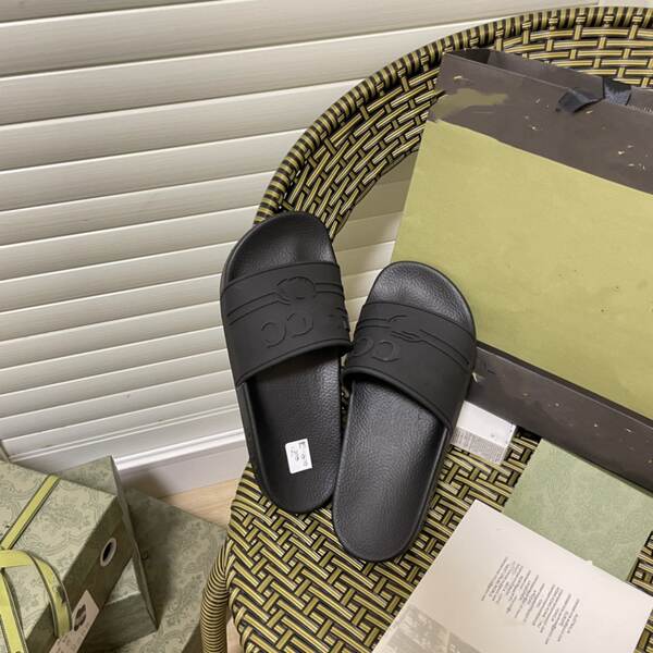 Jovens e mulheres da mesma faixa etária em casa com sapatos de praia em casa