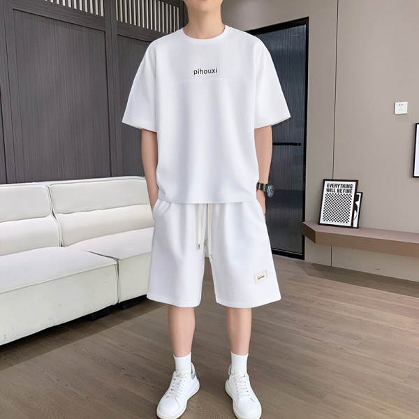 No verão, os homens usam camisetas masculinas com camisetas 