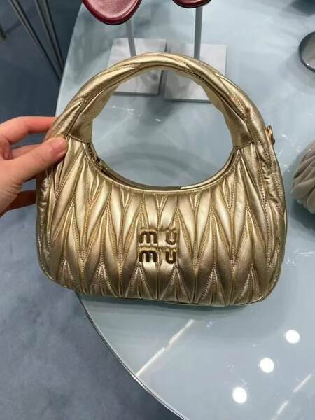 Bolsa feminina de couro com detalhes em pregas