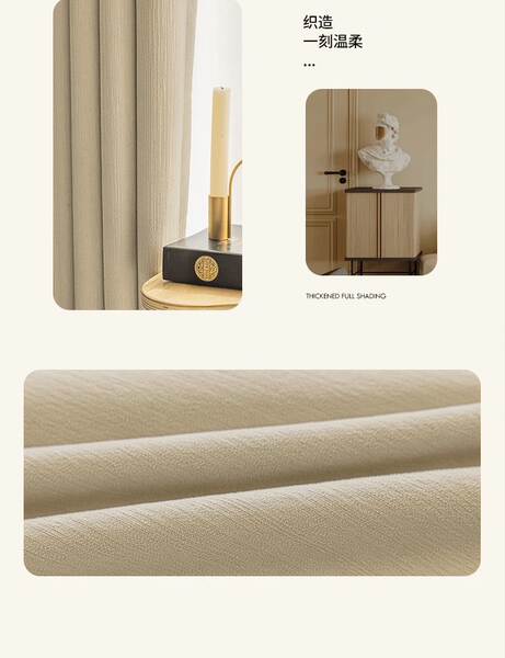 Curta-cabeças duplas de chaminé de cobertura completa na sala de estar do quarto com cortinas modernas e simples de creme de vento francês.
